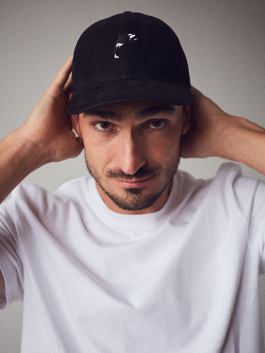 MatsHummels adjusting cap 